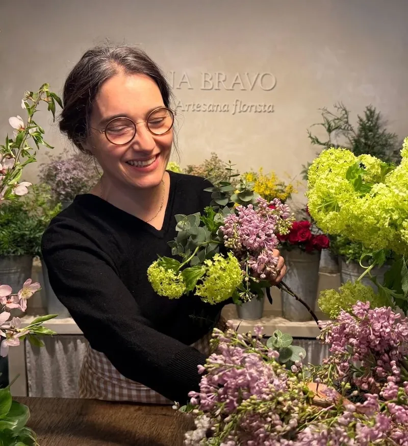 Jordina Bravo a la seva floristeria
